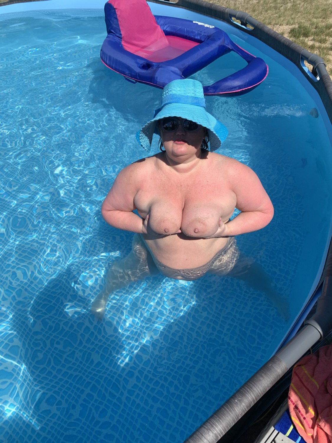 Naked fat wife in pool #n83q0Daj