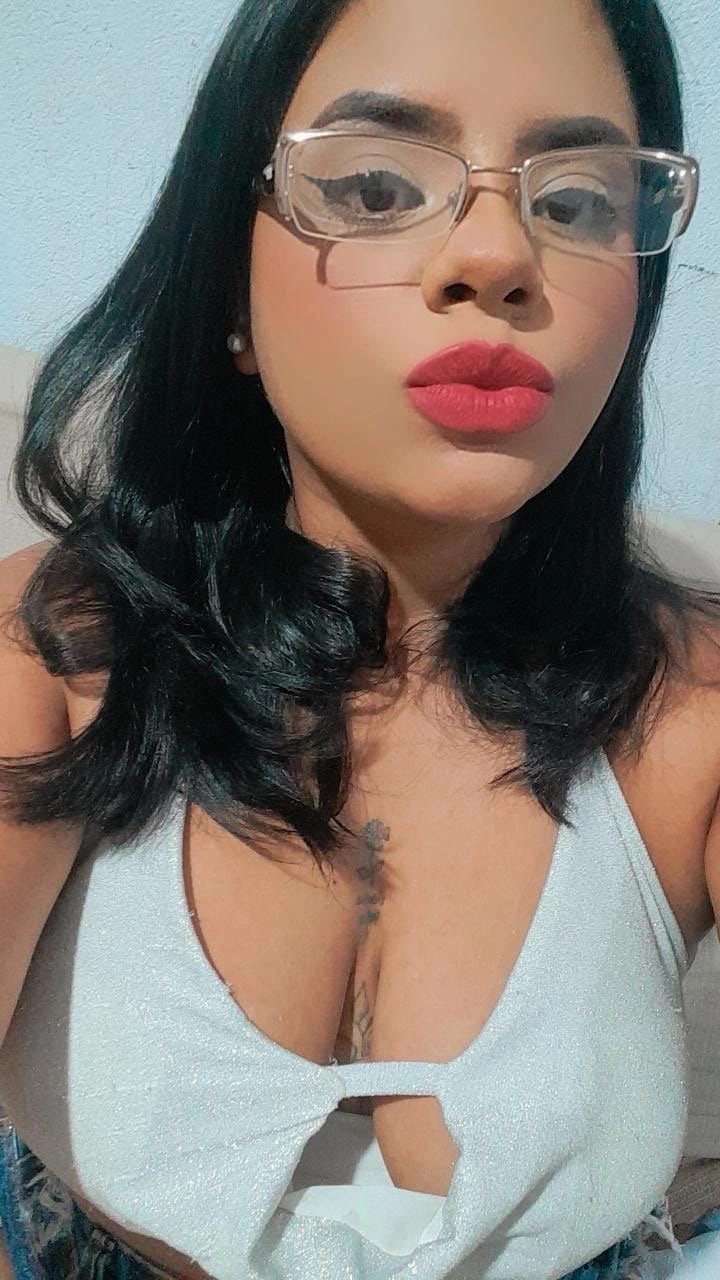 Suh Evelyn é uma peituda com leite nas tetas #eWBDlAHS