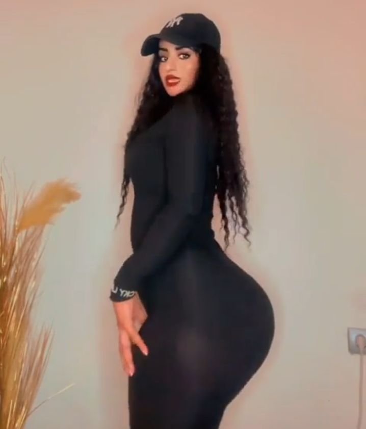 ThickAF Curvy w/ Phat Booty .. We Need I.D !! #tCGUs8WY