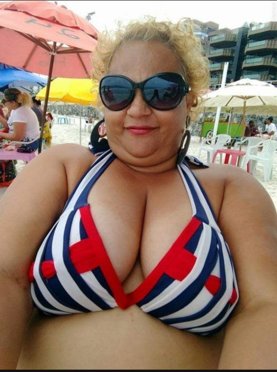 Velha safada fazendo suruba com 2 negão #W58p3C9T