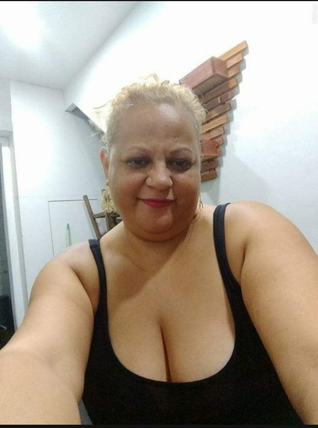 Velha safada fazendo suruba com 2 negão #rVJiSS3G