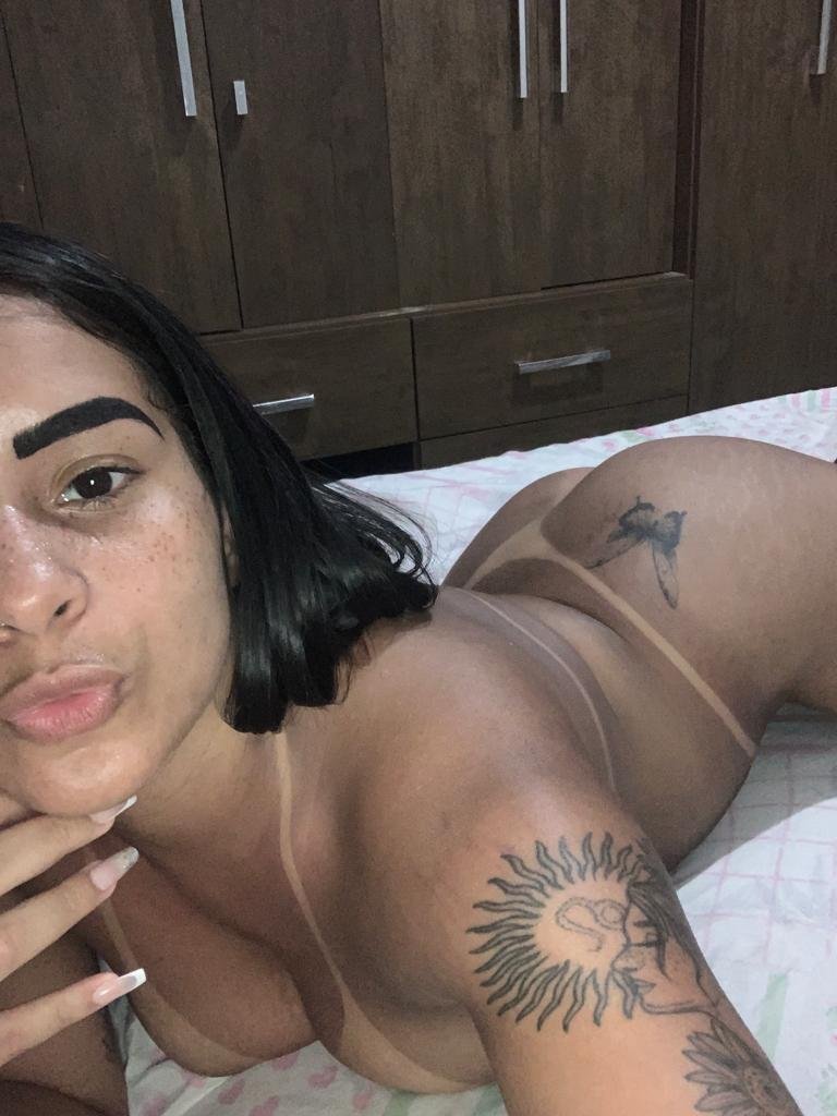 Vazou tatuada bucetuda brincando com pau e se exibindo #iLzcKvij